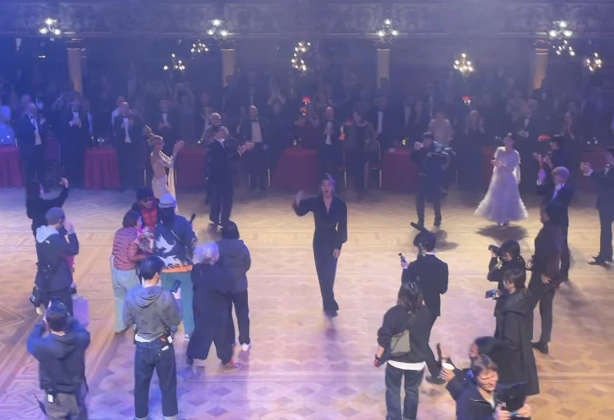 Blackpoolの撮影、世界から集められたダンサーのみなさんもみんな楽しそうで、この映画を通じてダンスの素晴らしさや楽しさがダンサーだけでなくて、知らなかった私たちにもとんどん広まってすごく良い🥹✨

#10DANCE #Netflix10Dance

IG📷instagram.com/p/DSpjwZOjHAp/…