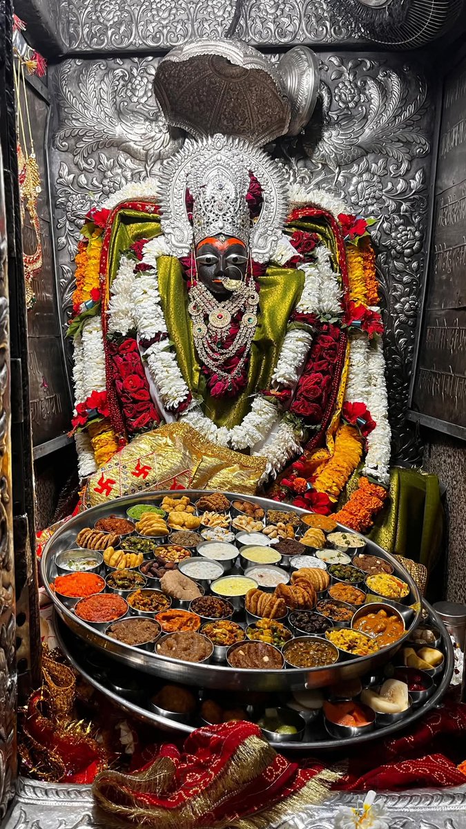 Gpyadav315's tweet photo. सर्वप्रथम आदि शंकराचार्य द्वारा पूजिता माँ शारदा मैहर धाम में भोग-आरती-श्रृंगार दर्शन से ज्ञान, भक्ति और ब्रह्मचेतना का दिव्य प्रकाश प्रकट करती हैं।

 "ॐ ऐं ह्रीं क्लीं शारदायै नमः"🚩
                  🏵️🙏🏵️ https://t.co/imyjMCzll5