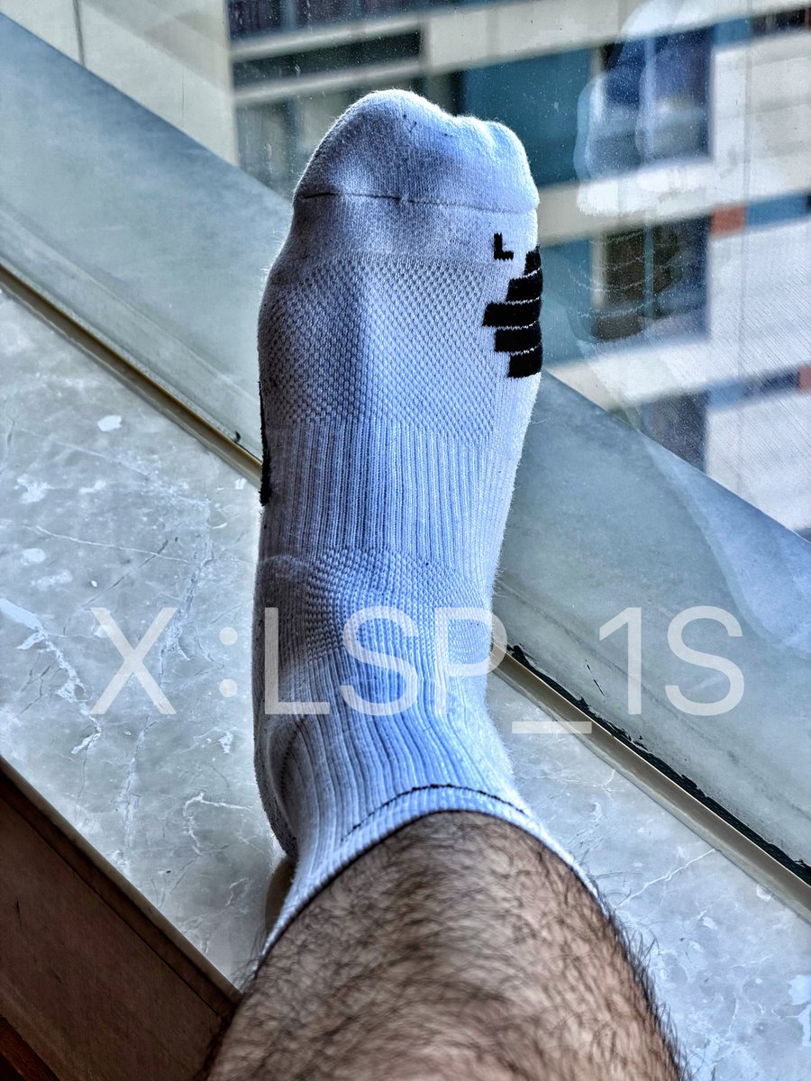 LSP_1S's tweet photo. 这个视角看过去，你是不是已经在脑补我脱掉袜子的样子了？ https://t.co/ZjvO6WsiSr