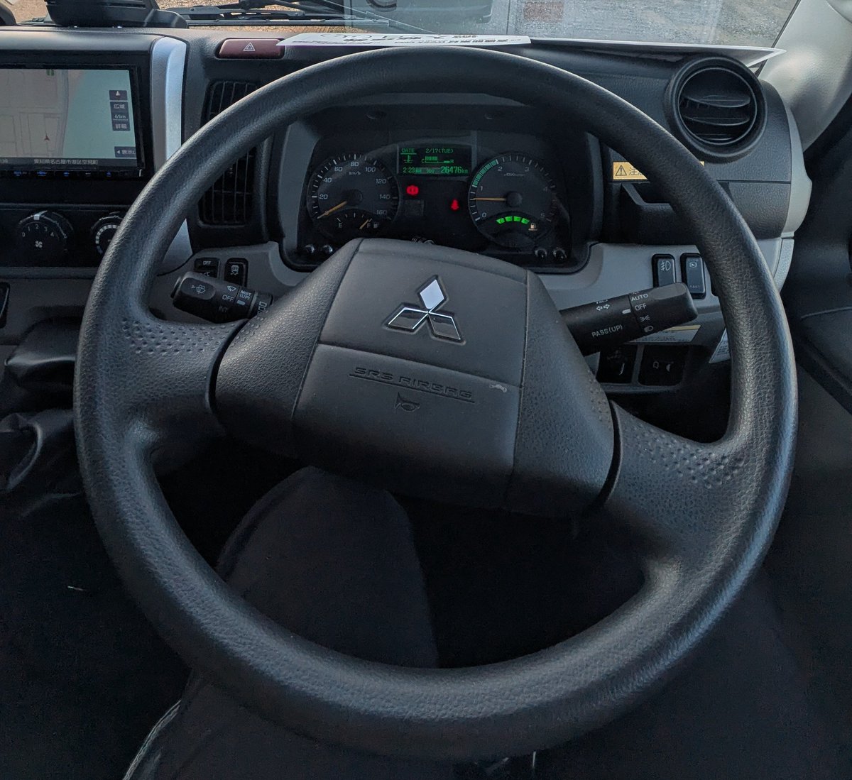 misakingoto's tweet photo. トラックの運転、毎回ﾄﾞｷﾄﾞｷやけども少しずつ慣れてきたー！！！
ギアとクラッチ操作でいまだに手こずるときもあるけど😇
メインはブース制作だけども、運転に関してはめざせトラックめいめい！ https://t.co/jhU5MzM6gd