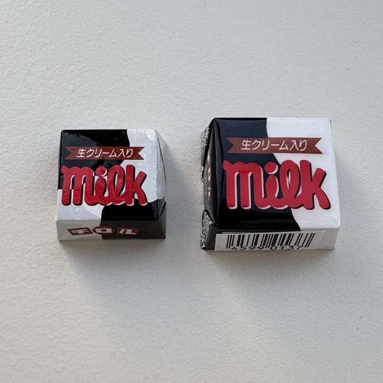 TIROL_jp's tweet image. 定期的に「チロルチョコが小さくなった」とのご意見を見かけるのですが、声を大にして言いたいです

＼ずっとサイズ変わってません！！／

袋商品等に入っている小さいサイズと、一粒から買える大きいサイズ（バーコード入り）があり、これらを混同されていると推察します🔍

ご承知おきください💁