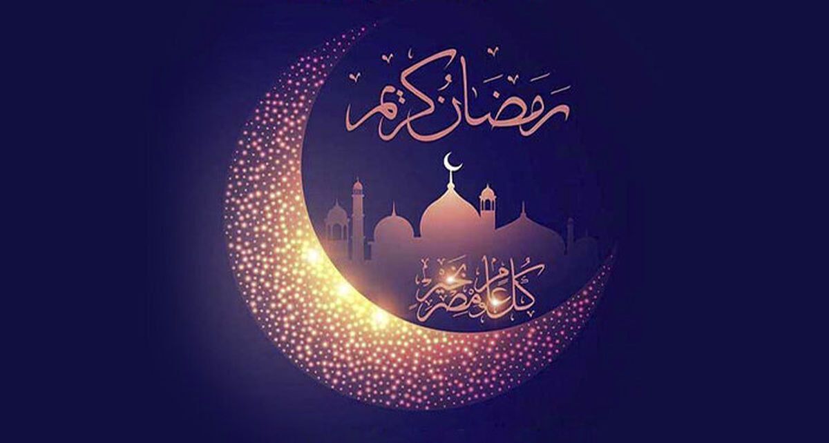 HZRSMovement's tweet photo. پیام روند همبستگی هزاره به مناسب فرارسیدن ماه مبارک رمضان

به نام خداوند بخشنده و مهربان

هیئت رهبری روند همبستگی هزاره، فرارسیدن ماه پُر برکت رمضان را به تمامی مسلمانان، به‌ویژه به هم‌وطنان عزیز، صمیمانه تبریک و تهنیت عرض می‌دار��. رمضان ماهی است که در آن، انسان نه‌تنها از خوردن و آشامیدن پرهیز می‌کند، بلکه از غفلت، کینه، و بی‌تفاوتی نیز فاصله می‌گیرد. این ماه فرصتی است برای بازگشت به خویشتن، برای پالایش دل‌ها، و برای استوارتر ساختن پیوندهای انسانی و ایمانی.
رمضان تنها یک عبادت فردی نیست؛ یک مدرسه‌ اخلاق و همدلی است. در روزهایی که گرسنگی و تشنگی را با اختیار تجربه می‌کنیم، درد و رنج نیازمندان را بهتر درک می‌کنیم و مفهوم عدالت، مساوات و مسئولیت اجتماعی برای ما ملموس‌تر می‌شود. این همان روحی است که هر جامعه‌ای برای رشد و پایداری به آن نیاز دارد: همبستگی، شفقت و ایستادگی در کنار یکدی��ر.
برای مردم افغانستان که در طول تاریخ با دشواری‌ها و آزمون‌های فراوانی روبه‌رو بوده است، رمضان می‌تواند یادآور قدرت صبر، امید و اتحاد باشد. همان‌گونه که روزه‌دار، با اراده و ایمان از سپیده تا غروب استقامت می‌کند، یک جامعه‌ متحد نیز می‌تواند با همدلی و آگاهی از مسیرهای دشوار عبور کند و آینده‌ای روشن‌تر بسازد.
 ماه مبارک رمضان، بیش از پیش الهام‌بخش است، الهام‌بخش همکاری‌های بیشتر، دستگیری از نیازمندان، تقویت گفت‌وگو و تحکیم پیوندهای اجتماعی. در این ماه دل‌ها نرم‌تر می‌شوند و دست‌ها برای یاری رساندن آماده‌تر. چه نیکوست که از این فرصت برای گسترش محبت، تقویت اعتماد و ساختن پلی میان دل‌ها بهره بگیریم.
امید که این ماه مبارک برای همه ما سرشار از آرامش، سلامت، آگاهی و برکت باشد؛ ماهی که در آن دعاهایمان رنگ عمل بگیرد، نیت‌هایمان با تلاش همراه شود و همبستگی‌مان عمیق‌تر از همیشه گردد.
با آرزوی قبولی طاعات و عبادات و روزهایی روشن‌تر برای همه. 

با احترام
هیئت رهبری روند همبستگی هزاره