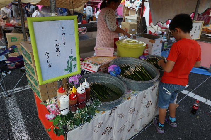 일본 마츠리 노점에서 파는 오이… 이거 괴식이 아니라 고체 물 같은 것임. 95%이상이 수분이라. 어르신들이 등산 가면서 오이 싸가지고 가시는 것하고 비슷한 포지션.