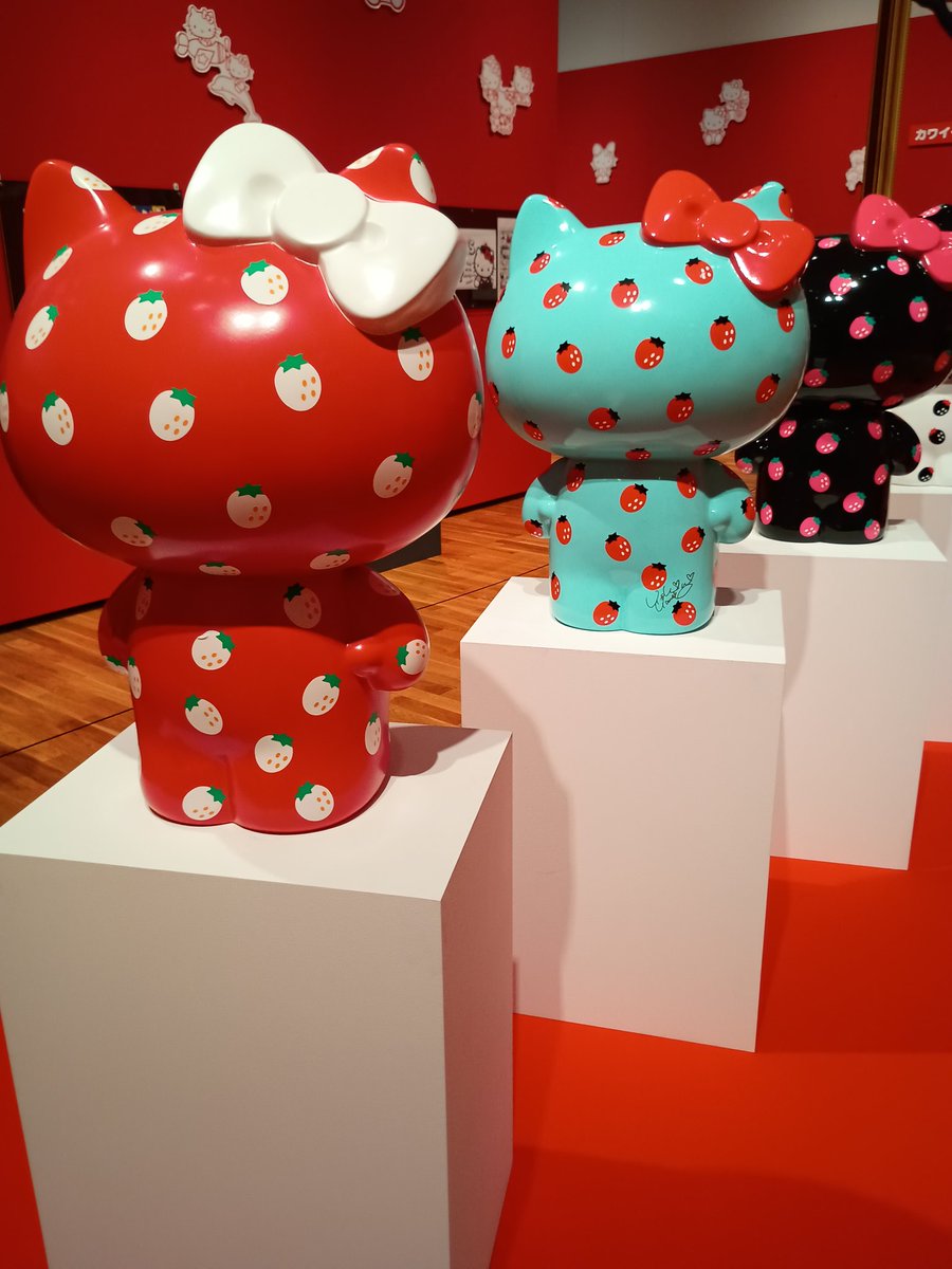 サンリオ展行ってきた 子供の頃よく買ってたイチゴ🍓模様のグッズとか