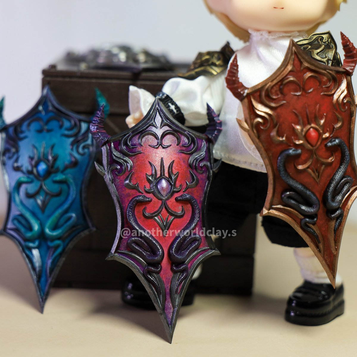 DollGalaHK's tweet photo. Doll Gala HK Vol.4~OB11 &amp; 1/12 Scale Only Event 

【攤位宣傳】
名稱：
Another World
簡介：
我們主要做原創奇幻生物和配件，再人手上色，這次特別準備了可愛的迷你守宮，很帥的魔法盾牌、肩甲和可以騎的遊樂場木馬，全部都是可穿戴的，希望大家都又帥又可愛!

 #ob11 #obitsu11 #黏土人 #オビツ11 https://t.co/8VyBiZgruA