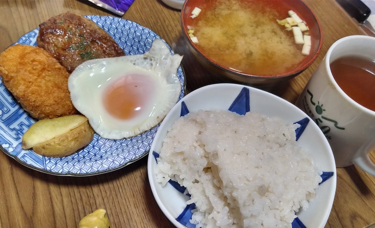 午後遅くに満腹なたもんだから夕飯軽めにちた😂

こたつで寝たから喉カラカラやねん(ﾉ･∀･)ﾉ

さて今夜はパソコンいぢって画像編集もするかぁ💡