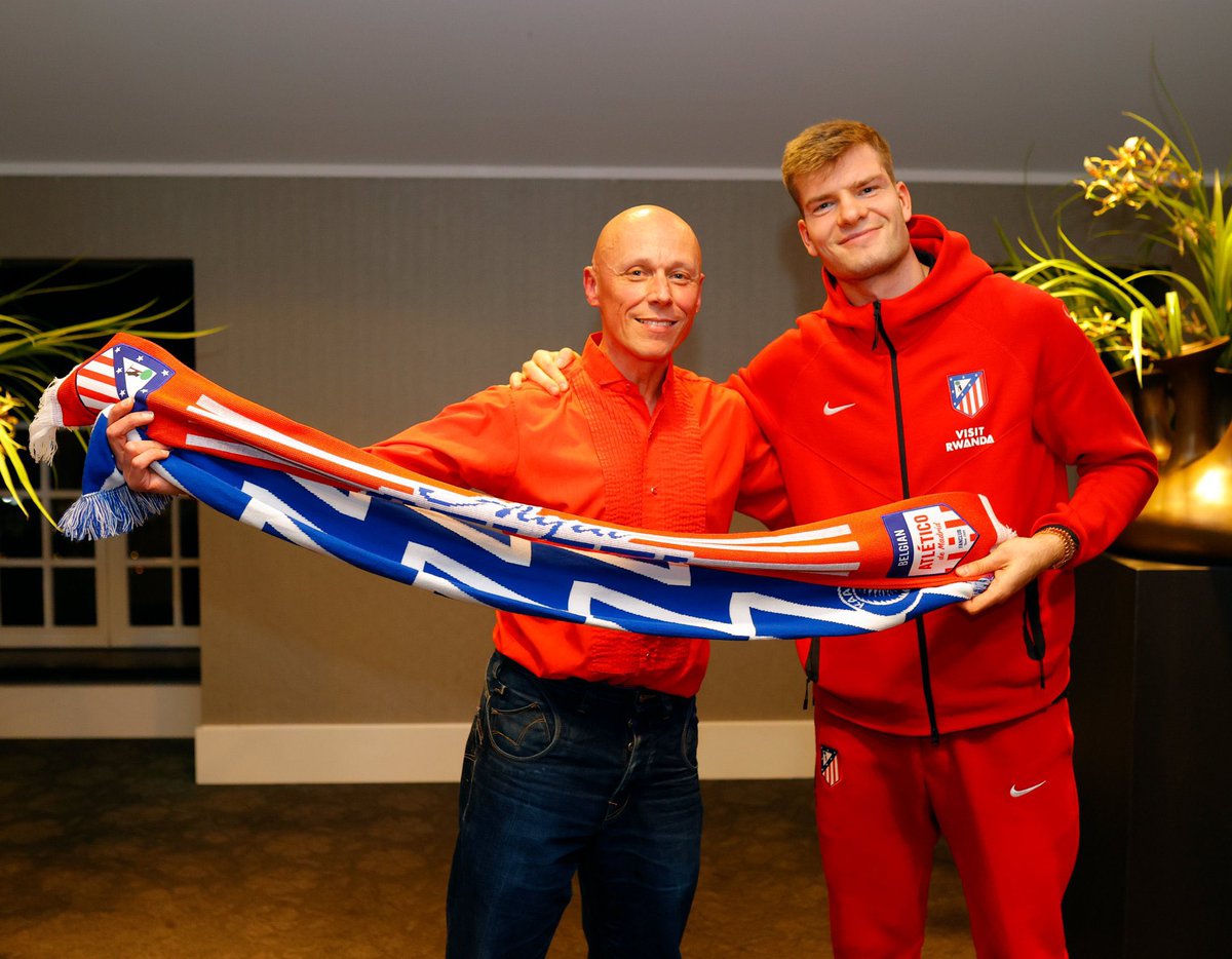 atletienglish's tweet photo. 🌍🗺️ In #AtléticosAroundTheWorld: Bruges

Griezmann and Sørloth met with members of the Peña Atlética Belgian Club Atlético de Madrid, Peña Atlética de Bruselas 'Frente de Liberación Panadero Díaz' and Peña Atlética Diablos Rojiblancos last night ahead of today’s match. https://t.co/y08EaVQjeQ