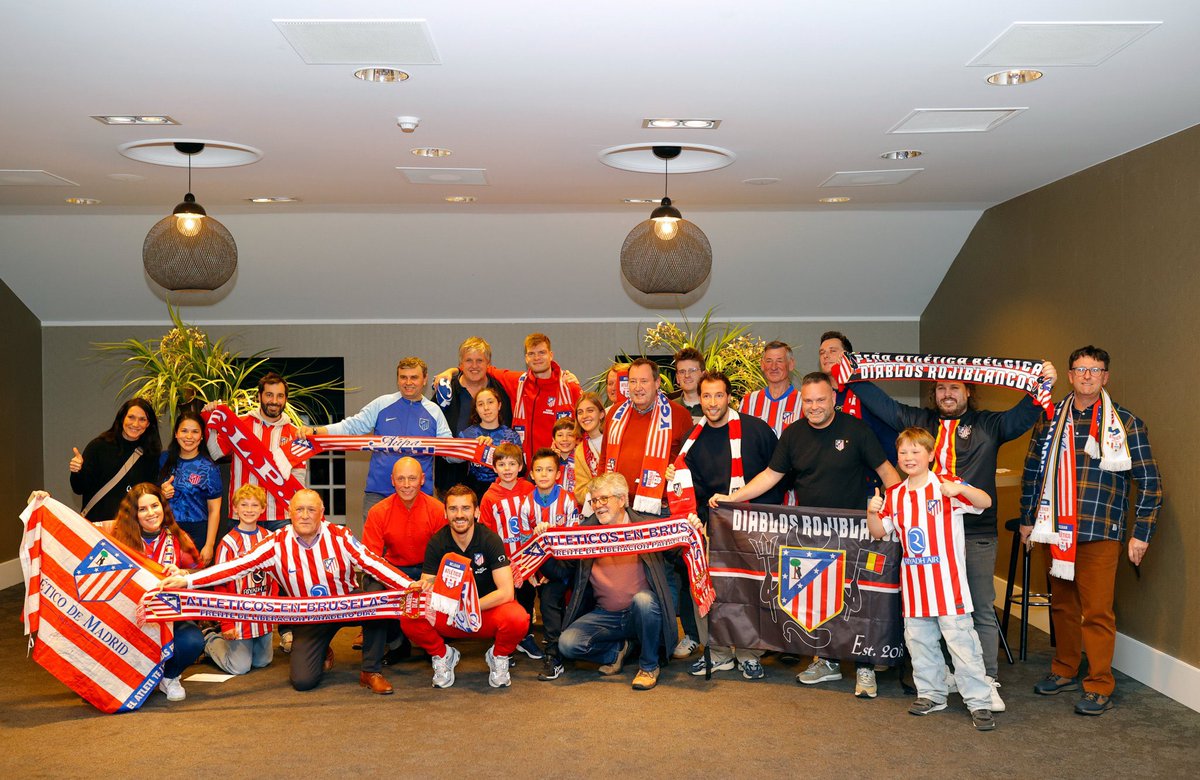 atletienglish's tweet photo. 🌍🗺️ In #AtléticosAroundTheWorld: Bruges

Griezmann and Sørloth met with members of the Peña Atlética Belgian Club Atlético de Madrid, Peña Atlética de Bruselas 'Frente de Liberación Panadero Díaz' and Peña Atlética Diablos Rojiblancos last night ahead of today’s match. https://t.co/y08EaVQjeQ