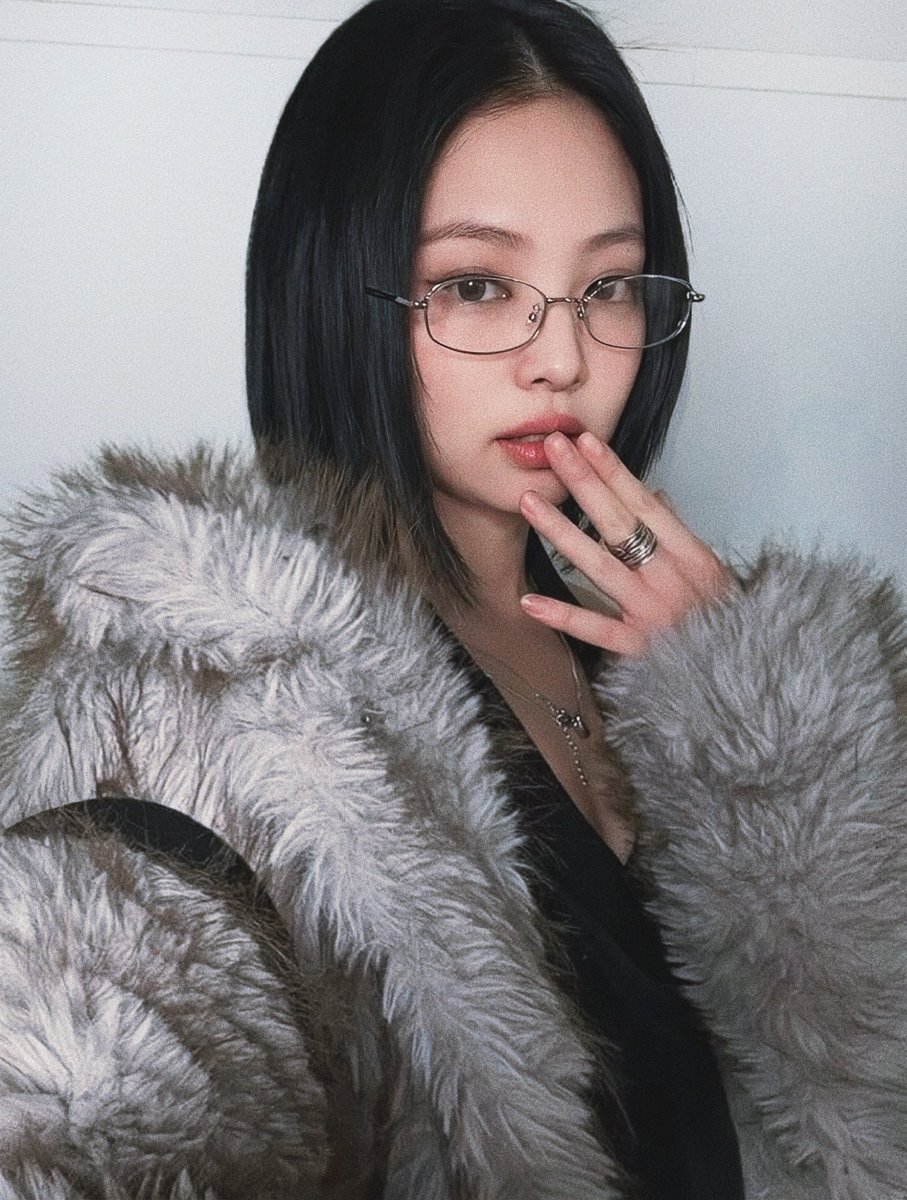 a girl and her pfp ︎౨ৎ