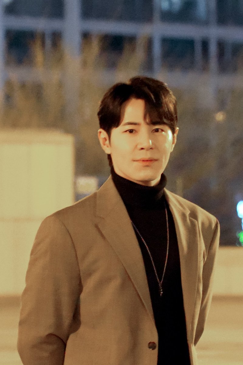 썸네일 이것저것 뽑다가 문득 팬들 질문 얘기 듣는 표정이 참 뽀둥하니 예쁘다 싶어서...