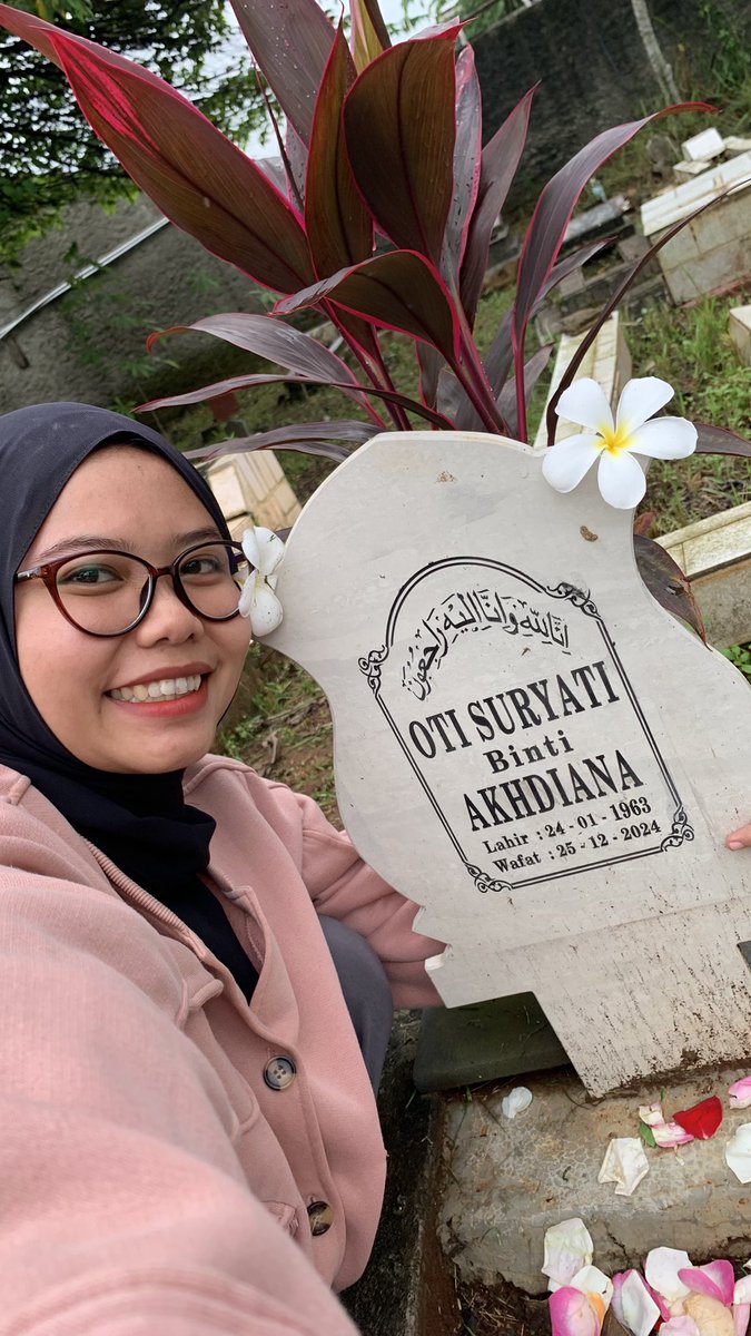 Sumfite1's tweet photo. Ramadan ke-2 tanpa Ibu https://t.co/KrOfQqRlZj