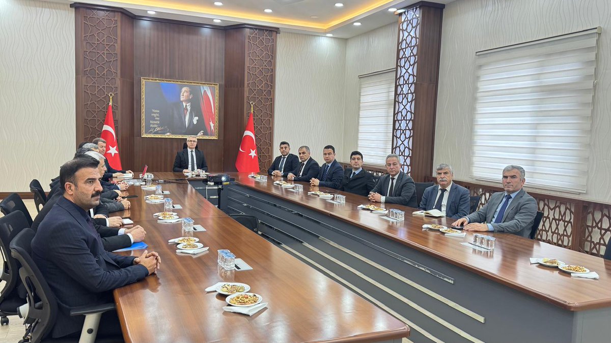 İl Millî Eğitim Müdürümüz Yaşar Ciğer başkanlığında, Kozluk ilçemizde il ve ilçe yöneticilerinin katılımıyla “İlçe Millî Eğitim Müdürleri Aylık Değerlendirme Toplantısı” gerçekleştirildi.

Toplantıda ilçelerimizde yürütülen projeler kapsamlı şekilde ele alınırken; akademik başarı