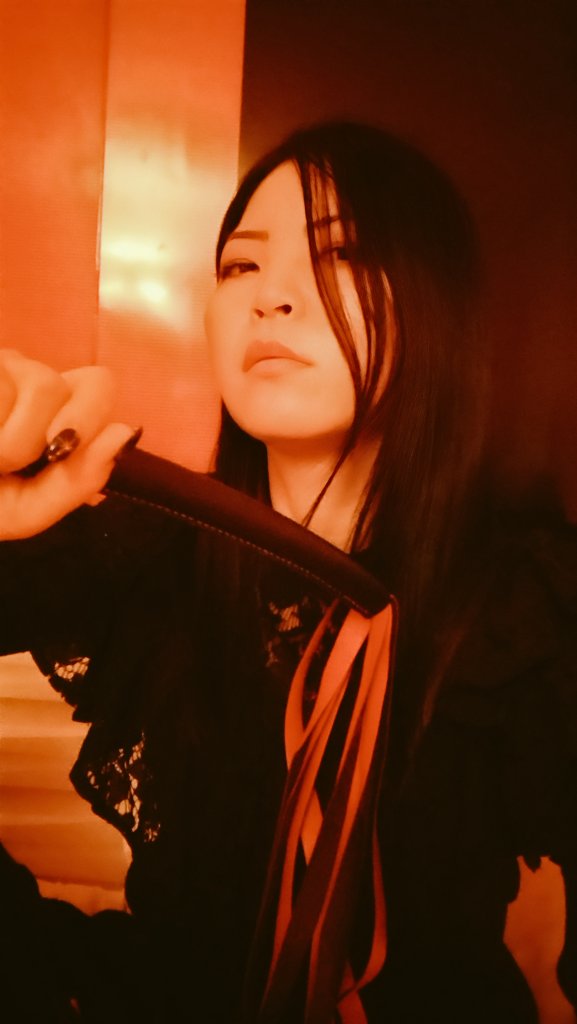 rin_die_'s tweet photo. 今日はSMショーの打ち合わせをしてきました

М嬢として、S嬢に求めていることを話した上で実演して貰ってました
　
今回はストーリーとか抜きの、SMプレイオンリーってことなので

私が本当に服従して堕ちてなきゃ意味がないと思い、打ち合わせだけれど身体を張りました

自分がどうされたら嬉しいか、気持ちいいか、つまり弱点を細かく説明&解説していました　

そこから実際にやって貰い、喘ぎながらアドバイスをしているというシュールな現場はこちらです　笑

М嬢として、自分の首を絞めて自滅するような内容を教えないといけないので、大変でした🫠

そして、せっかく鞭を持ったので、S嬢っぽくしてみました　笑