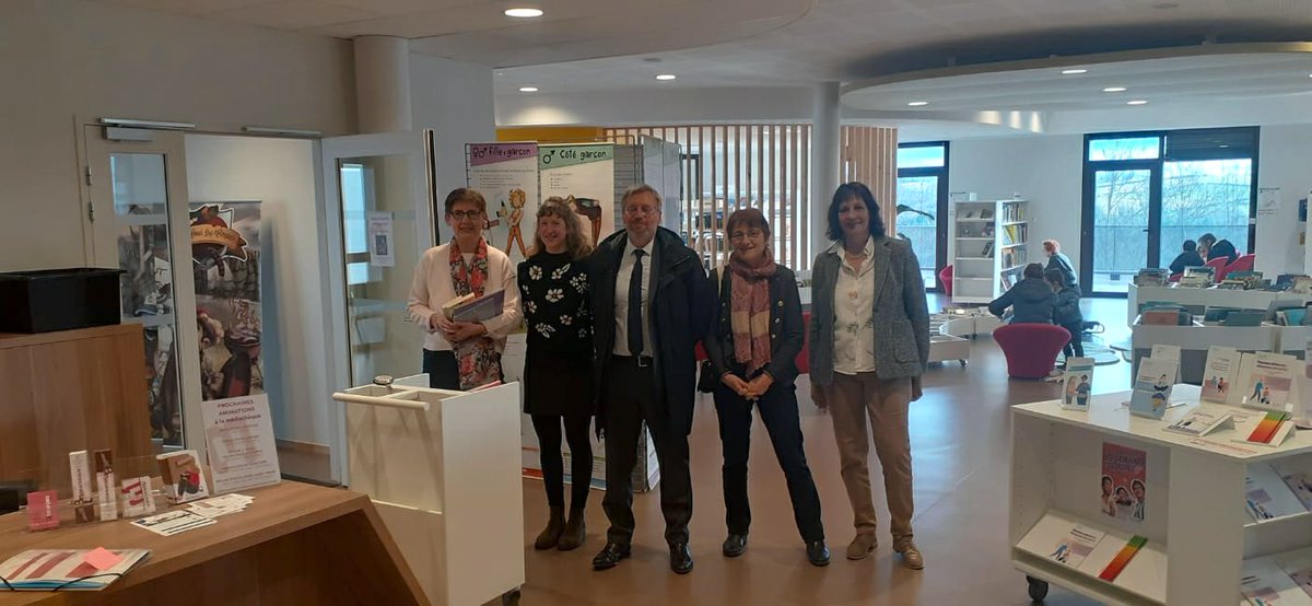 Prefecture42's tweet photo. 📸Dominique Schuffenecker, secrétaire général de la préfecture de la #Loire, s'est rendu à #Sorbiers pour échanger avec Marie-Christine Thivan, maire de la commune, et ses équipes. Ce déplacement a permis de réaliser une revue détaillée des projets communaux en cours, d'établir un état des lieux des dossiers et de visiter la médiathèque.
