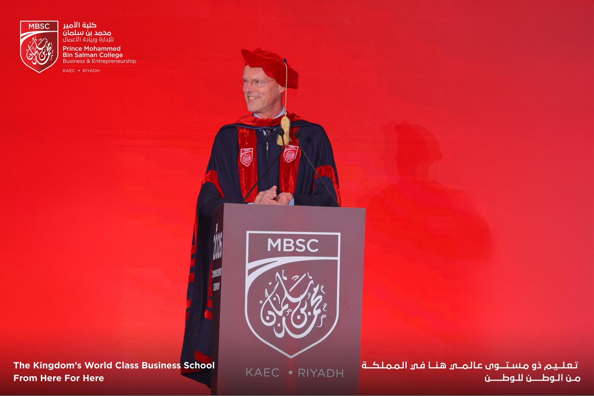 احتفلت كلية الأمير محمد بن سلمان للإدارة وريادة الأعمال بحفل تخرجها الثامن، لتخريج دفعة 2026.
 
وشهد الحفل تخرج 596 طالبًا وطالبة من برامج الدراسات العليا: 322 الماجستير التنفيذي في إدارة الأعمال، و214 الماجستير في الإدارة، و60 الماجستير في المالية. 

وشكّل السعوديون 97% من