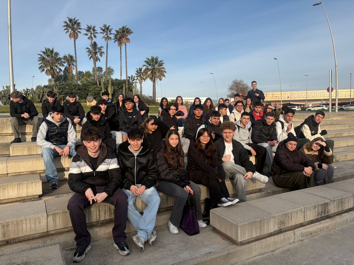 carmelitestgn's tweet image. #ADMXC #POSTC Cicles formatius, visitem la Fira Camins d'FP a Reus per orientar els nostres alumnes. Assistim a la xerrada amb Gessamí Caramés, conversa sobre esforç, vocació i experiències professionals que de ben segur els ajudarà molt! #somFP