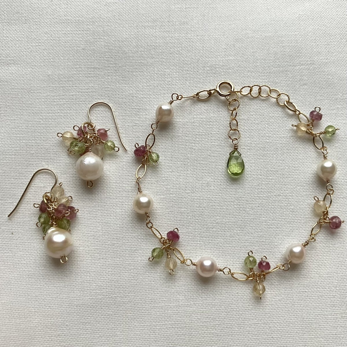 koharunoheya's tweet photo. さくらさく
ピンクエピドートの
ピアス🌸

春に絶対につけたくなる
アクセサリーです

揺れる小粒はピンクトルマリン
グリーンカイヤナイトを
使用しています💎

2月20日(金)の夜から
BASEにupして
販売したいと思います☺️

春らんまんアクセサリーも
同時に販売します

#14kgf https://t.co/a2ssm06jkD