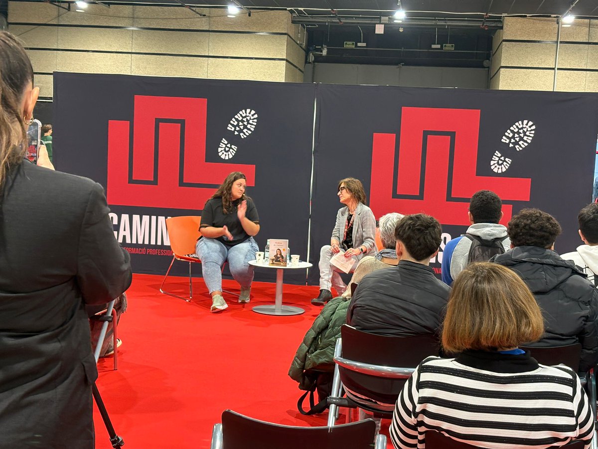 carmelitestgn's tweet image. #ADMXC #POSTC Cicles formatius, visitem la Fira Camins d'FP a Reus per orientar els nostres alumnes. Assistim a la xerrada amb Gessamí Caramés, conversa sobre esforç, vocació i experiències professionals que de ben segur els ajudarà molt! #somFP