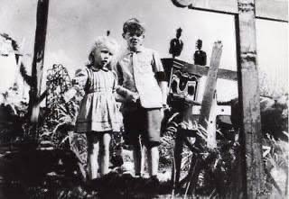 惜しくも圏外⑩
「禁じられた遊び」(1952年)
戦争中、両親を機銃掃射で喪った少女が、年上の少年と出会う。少女は彼と“埋葬ごっこ”を始める。まだ死という概念がよく分からない少女は、その行為に没頭してゆくが...反戦というテーマを静かに描いた映画史に残る傑作。ラストシーンの無情さに涙