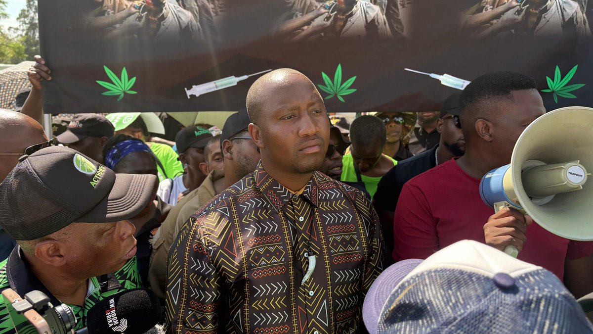 We will not standby and  allow crime fighters to be intimidated by the corrupt cops, while criminals are allowed to freely operate in our communities,this case is part of a bigger fight for justice.
 
We stand with Xolani…. We are Xolani Khumalo!! 

#HandsOffXolani