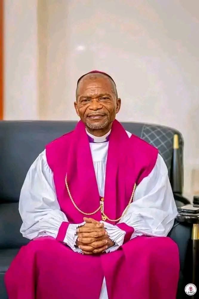 Franck_MK1's tweet image. 🚨INSOLITE/
Pendant que la @Presidence_RDC critique l'église catholique du matin au soir, c'est la même @Presidence_RDC qui demande aux pasteurs des églises de réveil de porter des vêtements liturgiques pour contrer l'influence de la #CENCO et de l'#ECC pour la tenue du dialogue.