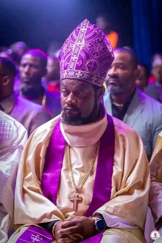 Franck_MK1's tweet image. 🚨INSOLITE/
Pendant que la @Presidence_RDC critique l'église catholique du matin au soir, c'est la même @Presidence_RDC qui demande aux pasteurs des églises de réveil de porter des vêtements liturgiques pour contrer l'influence de la #CENCO et de l'#ECC pour la tenue du dialogue.