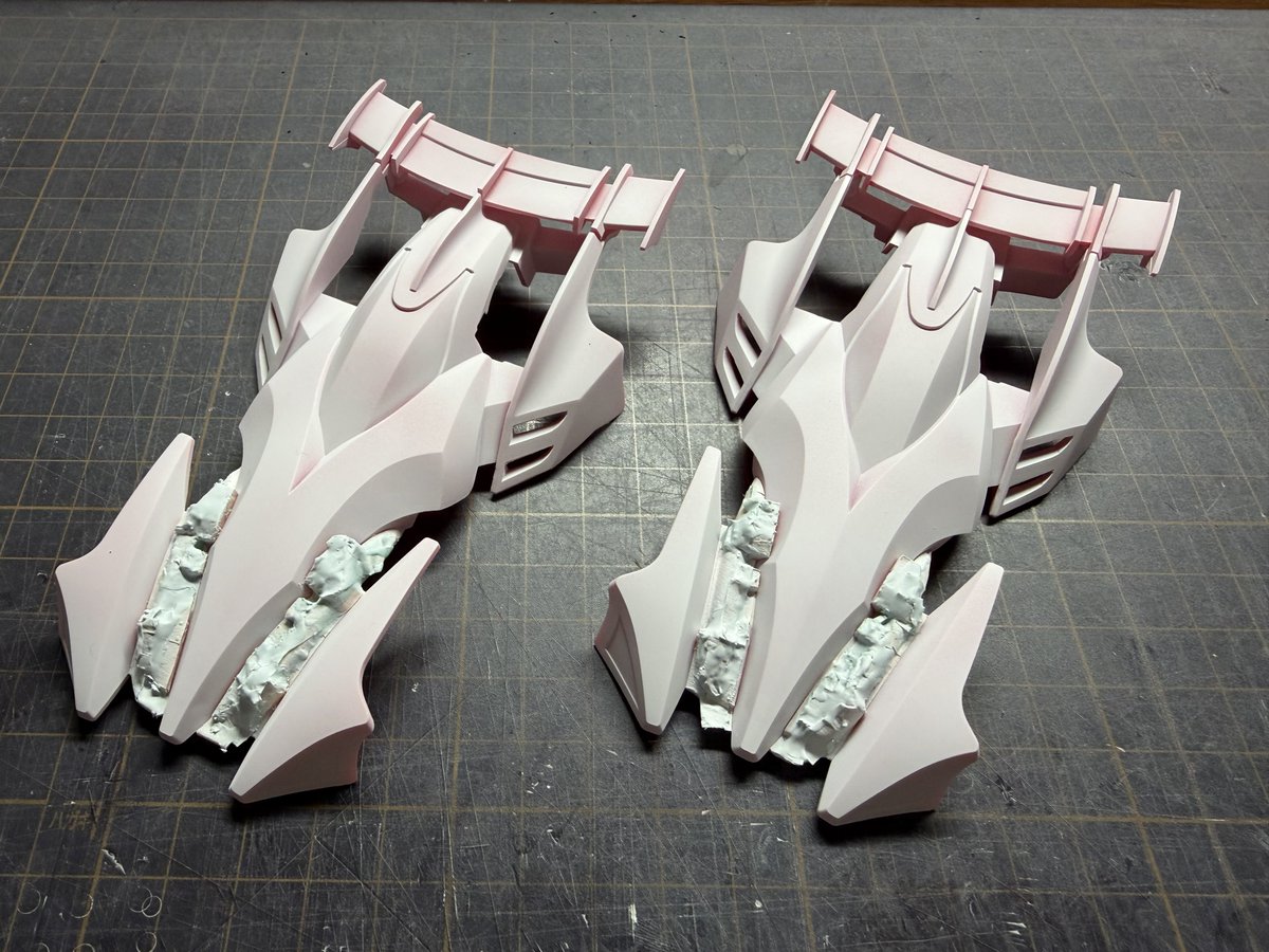 mini4wd_Q's tweet photo. 先週からブリッツァーソニック2台の製作をしています。
それぞれインテーク開口とウイング支柱周辺を加工してサフ状態にしました。
下準備が終わったのでメインカラーの塗装作業に入ります。
#mini4wd #ミニ四駆 https://t.co/CJJdx7m3tY
