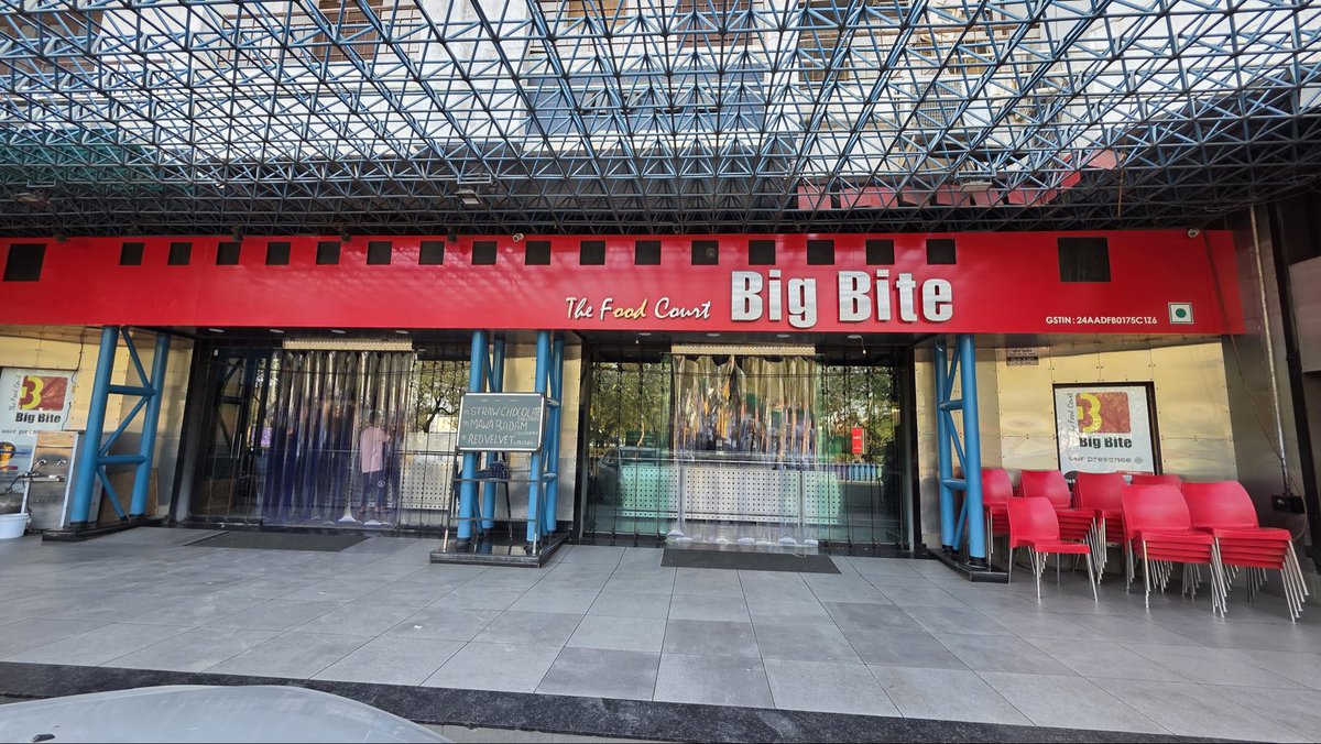 AkashInteriors's tweet image. Industrial PVC blinds safeguard the entrance from Dhuleti colours, dust, wind, and seasonal changes, while maintaining the open, welcoming look of the food court.

Zero compromise on aesthetics.

#IndustrialBlinds
#PVCStripCurtains
#CommercialSolutions
#AllSeasonProtection