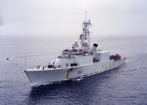 RLitwiller's tweet photo. #OTD 18/2/1991 #RememberRCN -HMCS ATHABASKAN (3rd) with its 2 #SeaKings, successfully leads USShips TRIPOLI & PRINCETON out of a minefield in Northern #PersianGulf, after both ships had struck mines. Once safe "AthaB" sent over pallets of beer for the USN Sailors. https://t.co/HmpMqe6YzT