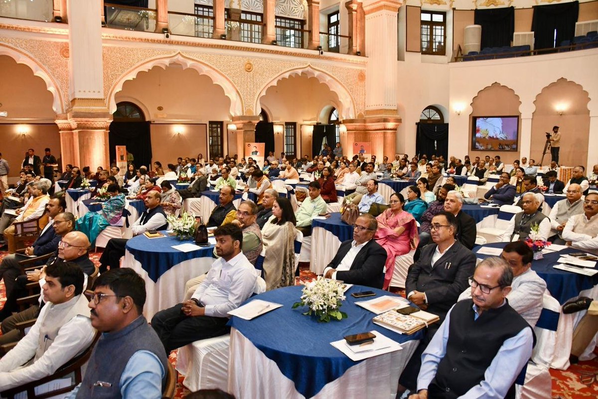 मुख्यमंत्री डॉ. मोहन यादव ने कुशाभाऊ ठाकरे सभागार, भोपाल में सर्वोच्च परामर्शदायी समिति की एक दिवसीय कार्यशाला "कर्मयोगी बनें" का शुभारंभ किया।

इस अवसर पर मुख्यमंत्री डॉ. यादव ने कहा कि शिक्षा को जीवन के अनुभवों से जोड़ते हुए समयानुकूल बनाना आवश्यक है। ऐसी शिक्षा व्यवस्था, जो