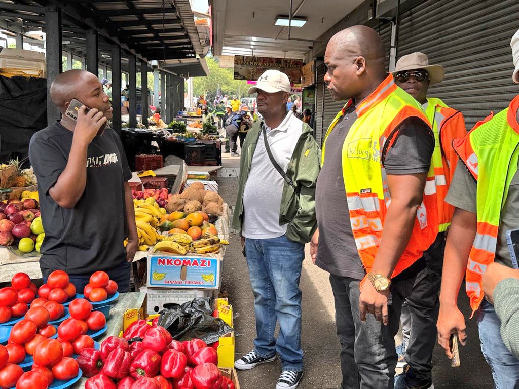 JoburgMPD's tweet photo. High-impact service delivery conducted in #RegionB by #JMPD leadership & staff together with @CityofJoburgZA stakeholders. The aim is to ensure that the area is clean & free from any form of lawlessness ranging from crime, bylaws & traffic infringements.
#BuyaMthethoManjeNamhlanje
#SaferJoburg
#JoburgRoadSafety
#JoburgByLaws