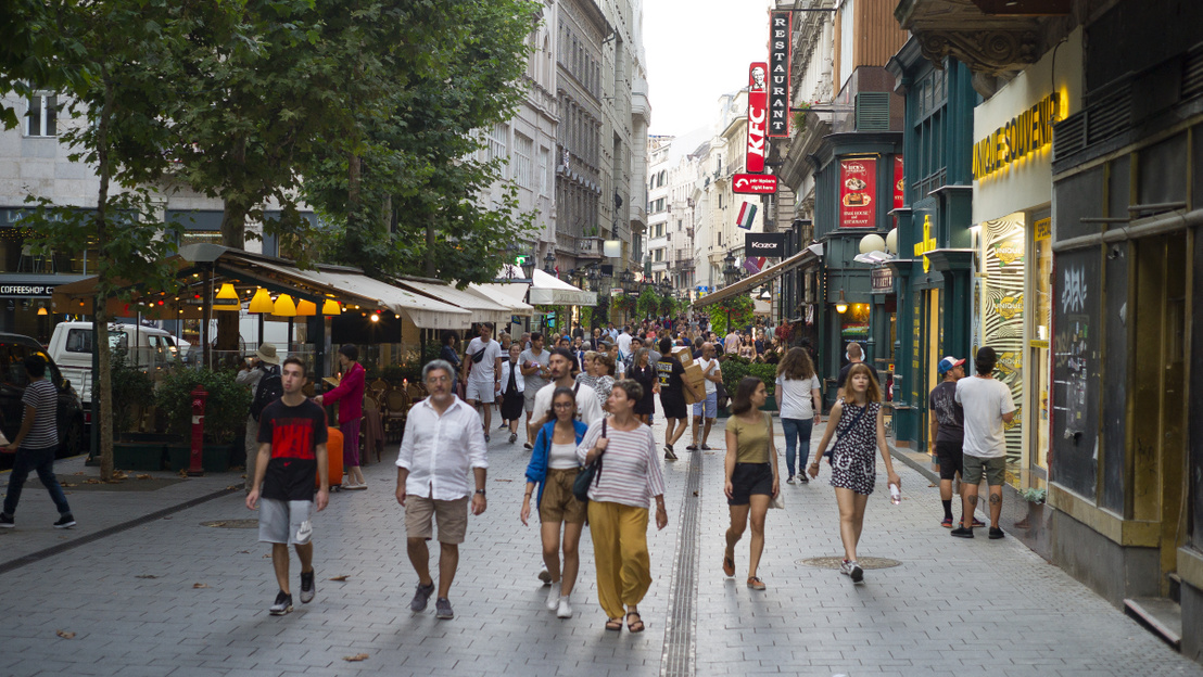 indexhu's tweet image. Egy tanulmány szerint szinte ugyanannyi magyar büszke rá, mint amennyi szégyelli az országot.

index.hu/kulfold/2026/0…

Fotó: NurPhoto / Getty Images

#Hungary #PewResearch #research #Indexhu