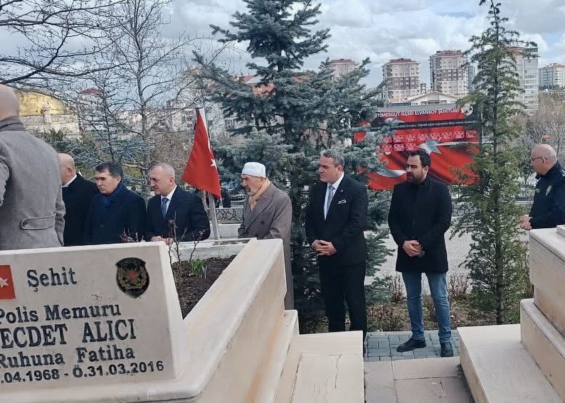 Şehit Jandarma Astsubay Üstçavuş Seçkin Çil’in şehadetinin 10. sene-i devriyesinde ailesi tarafından düzenlenen mevlide katıldık.
Kabri başında Cenab’ı Haktan ruhuna rahmet diledik, Fatihalar gönderdik ve minnet duygularıyla andık.

Ankara Milletvekilimiz ve Genel Başkan