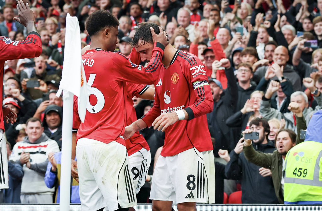 centredevils's tweet image. 🚨🚨🎙️| Amad: "Bruno Fernandes speaks a lot of languages. He speaks French, speaks Portuguese, speaks Spanish, speaks English. So he's the main man who can talk to everyone!"