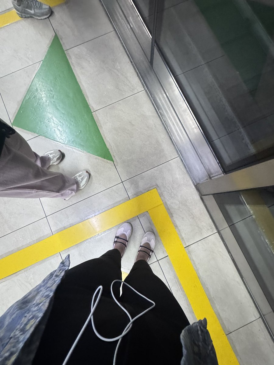 emang susah ya buat berdiri di belakang garis?