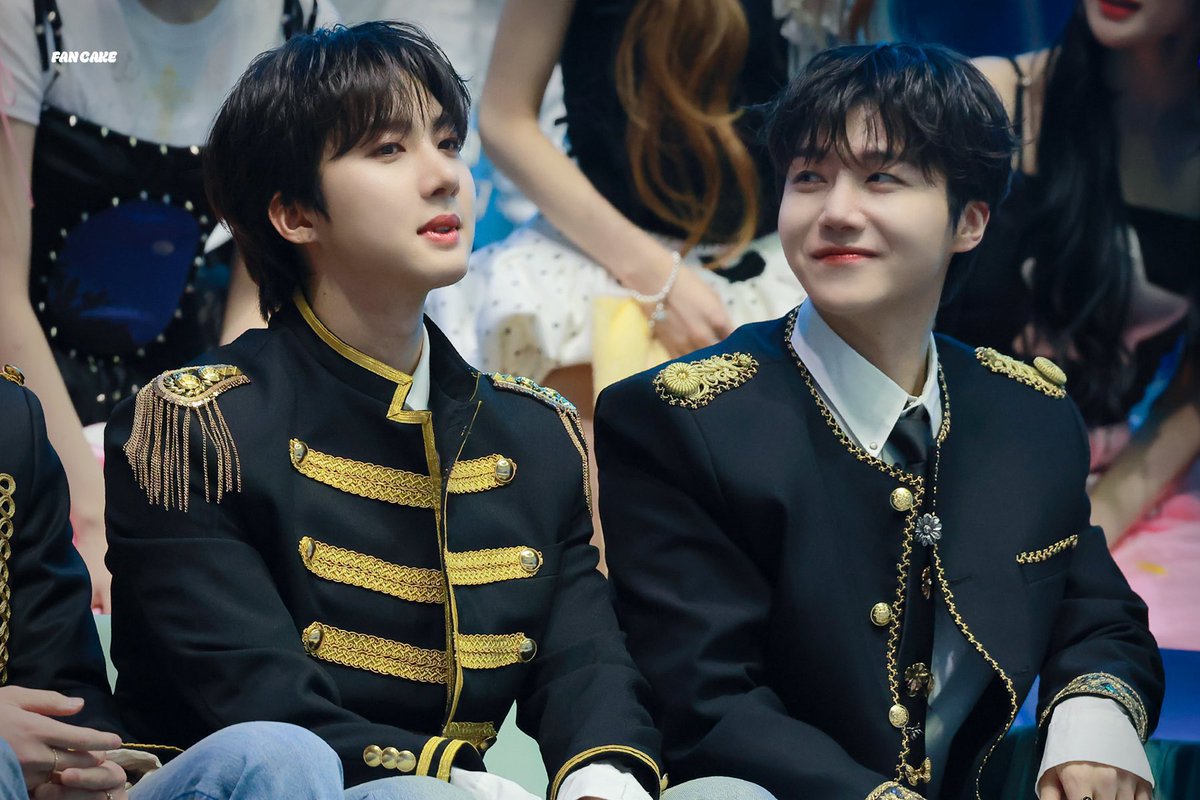 llor_ol's tweet photo. 형 동생 너무아름다워서 눈물나엄…. 
동생왜그렇게봤어? 무슨생각하는데 님아 https://t.co/PaJUxg1wNW