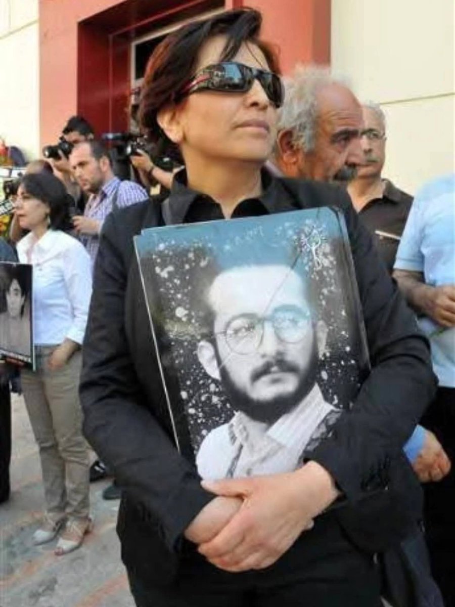 orhanaydin6's tweet photo. 2 Temmuz 93'te Sivas'ta katledilen canım kardeşim Hasret Gültekin'in sazı-sözü bir kez daha öksüz kaldı. Hasret'in canı Yeter Gültekin toprağa düştü.
Çok üzgünüm.. https://t.co/T93GHE2CqT