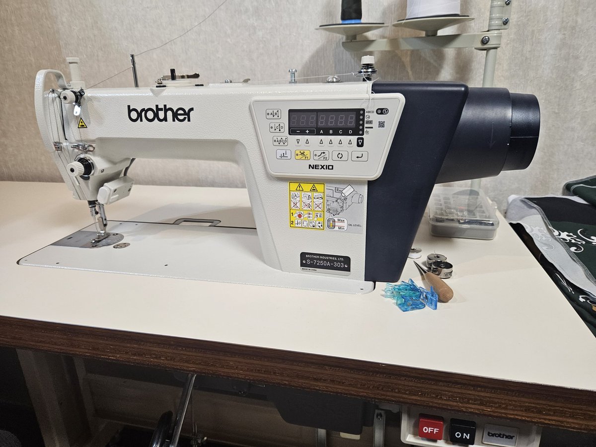 あれ？ 選挙してる間に工業用ミシンが増えている。 たぶんいいやつっ