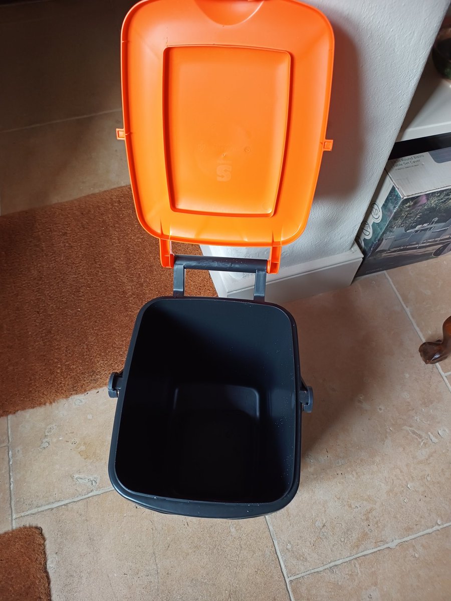 lornahunting's tweet photo. Our new system food waste bin just got delivered. I applaud the idea, but the quality of the bin is appalling. I give it 2 weeks before the handle lock breaks (it has to be put out locked) , and another two before the lid falls off completely. #wastebin #refuse #falseeconomy https://t.co/yBPw8OJo1d