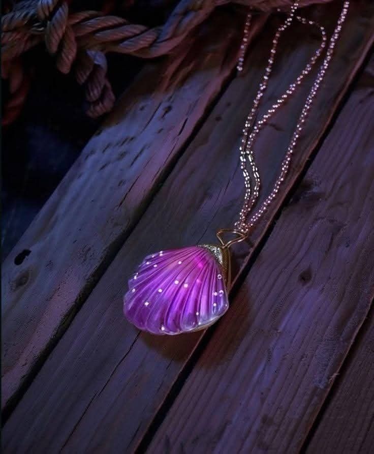 KJsalafia's tweet image. الله -عز وجل- قال لنساء النبي:
(وَقَرْنَ فِي بُيُوتِكُنَّ).
وفي قراءة صحيحة: (وَقِرْنَ فِي بُيُوتِكُنَّ)

• (قَرْنَ): من القرار.
• (وَقِرْنَ): من الوقار.

⬅️وينتج من القراءتين معنى عظيم جدًّا:
أنّ وقار المرأة في قرارها.

المرأة الوقورة:
هي التي تُكثر من القرار في البيت،
وأمّا