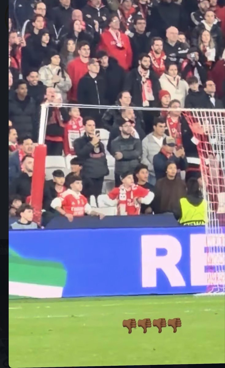 Feekerley's tweet photo. @SLBenfica Identifica esse torcedor aí @SLBenfica ou vai dizer que ele estava com dor na costela? Se quiser mando o vídeo pra ficar mais nítido https://t.co/IVrWybozhB