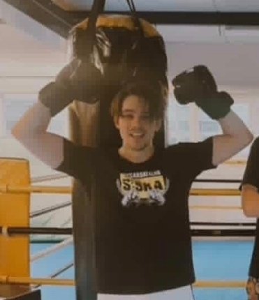 OMG GUYS! Do you know this fitness influencer that was with Käärijä in Thailand?!