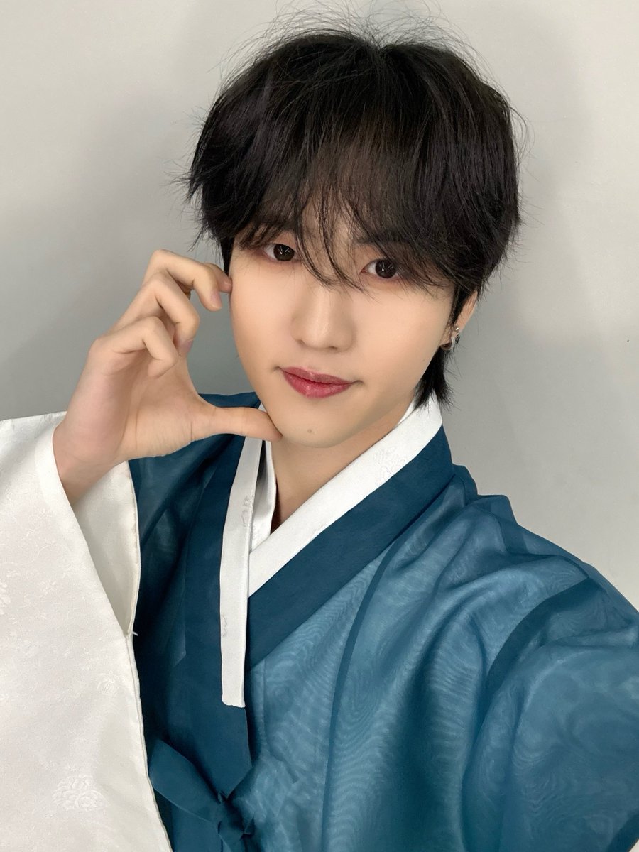 다들 맛있는 음식 많이 먹었어?

#EPEX #이펙스 #YEWANG #예왕