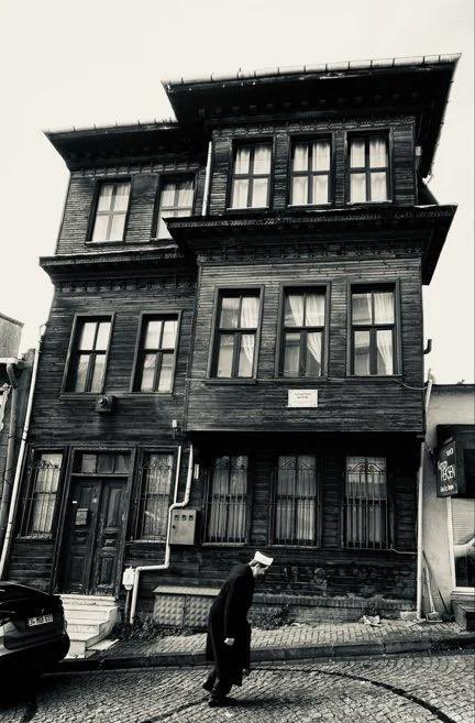 Orhan Veli'nin doğduğu ev satılıyor. Bu evin müze olması gerek. Şairlerine sahip çıkmayan ülkeler kendi dillerine ve kültürlerine de sahip çıkamazlar. Yazık, çok yazık.