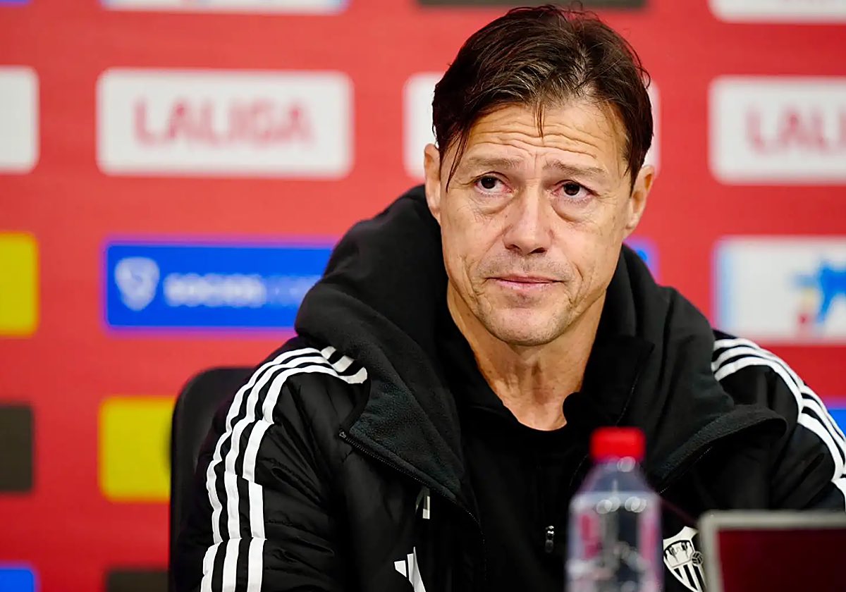 7 partidos de sanción a Almeyda por no hacer absolutamente nada, jugándonos la permanencia y tras mentir el árbitro en el acta con video que lo demuestra.

Todo lo que no sea quejarse y defender a nuestro entrenador es una vergüenza sin precedentes. <a href="/SevillaFC/">Sevilla Fútbol Club</a>