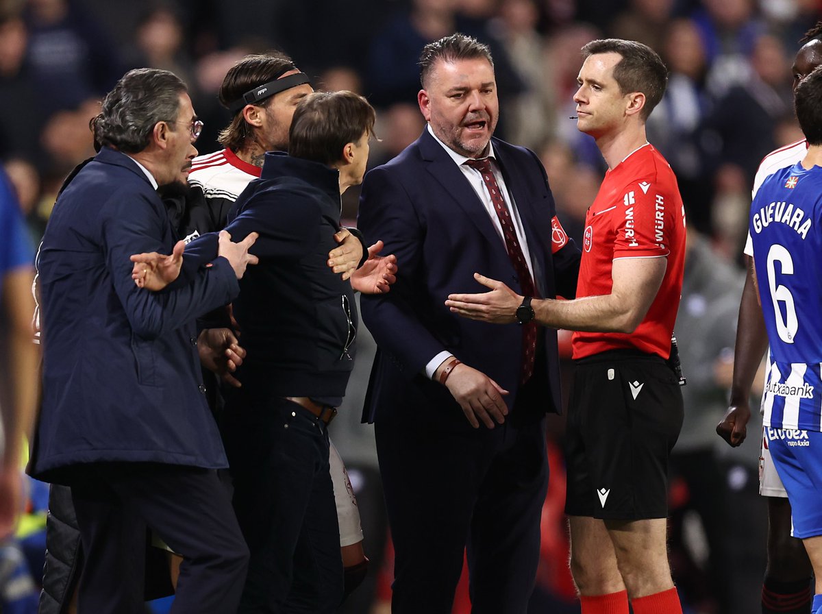 💣💥 ¡7 PARTIDOS DE SANCIÓN PARA ALMEYDA!

📌 El Comité de Disciplina castiga al entrenador del <a href="/SevillaFC/">Sevilla Fútbol Club</a> con una sanción sin precedentes en los últimos años.

❌ Se perderá el derbi ante el <a href="/RealBetis/">Real Betis Balompié 🌴💚</a>.

#ZonaMixta