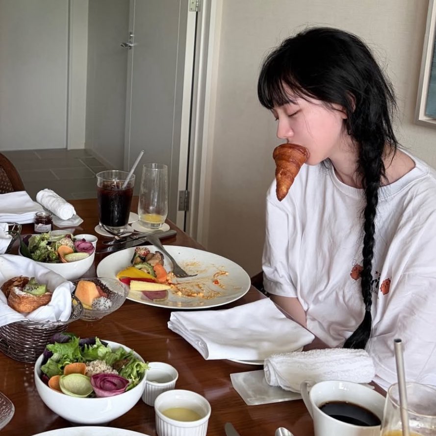 icurina's tweet photo. she looks like she just got dragged out of bed 😭😭 https://t.co/j53rQQdslR
