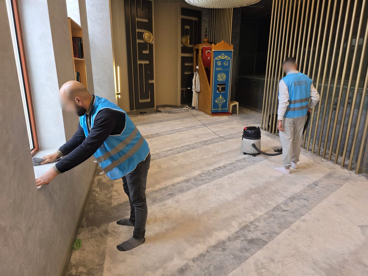 candeveci_'s tweet photo. Ramazan Ayı Öncesi Camiler Temizleniyor

İzmir Vakıflar Bölge Müdürlüğü, İzmir İlçe Müftülükleri ve İzmir Denetimli Serbestlik Müdürlüğü koordinasyonunda yürütülen kamu hizmeti çalışmaları kapsamında, İzmir genelinde 10 ilçede bulunan 17 camide kapsamlı temizlik faaliyetleri gerçekleştirildi.

Toplum yararını esas alan çalışma kapsamında toplam 14 personel ve 43 yükümlü aktif görev aldı. Program çerçevesinde yükümlüler, camilerin iç ve dış alanlarında temizlik, bakım ve düzenleme çalışmalarına katılarak cami ve ibadet mekânlarını yakından tanımış; cami kültürünü içselleştirmelerine, dini ve manevi bilinçlerinin güçlenmesine, toplumsal aidiyet ve sorumluluk duygularının gelişmesine katkı sağlamıştır.

Çalışmalar sırasında ibadet alanları, avlular, şadırvanlar, çevre düzenlemeleri ve ortak kullanım alanlarında detaylı temizlik işlemleri yapıldı. Böylece vatandaşların daha sağlıklı ve temiz ortamlarda ibadet etmeleri hedeflendi. Faaliyetler, belirlenen plan ve program doğrultusunda titizlikle yürütüldü.

Bu faaliyetlerin ramazan ayı boyunca devam etmesi hedeflenmektedir.

@ctekurumsal 
@izmirvaliligi 
@huseyinsk23 
@aliyeldann 
@izmirdsm
