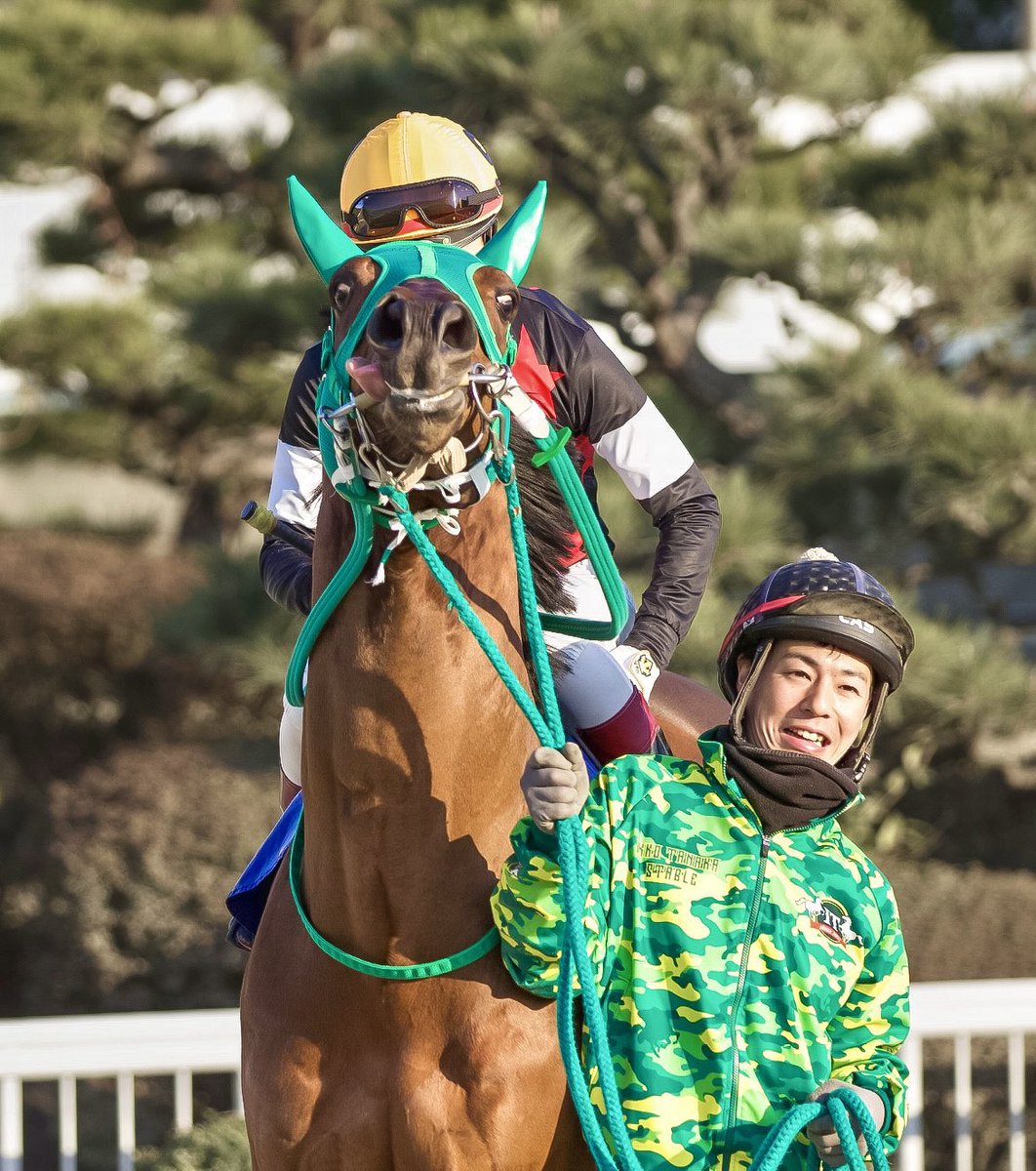 シンメクローサ、井上さんの400勝のグッズを渡した時に勝ったお馬さん