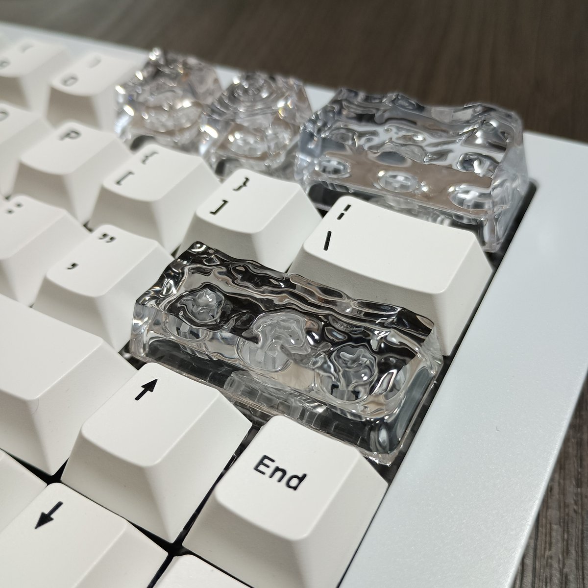 【#キーケット 作品紹介】
『天然水』

透き通った天然水のような透明度の高いArtisanキーキャップです。透明なので様々なキーボードのワンポイントアクセントにおススメです💎
キーケットでは2.25u Enter も販売します。

#自作キーボード #自作キーキャップ #mechanicalkeyboard #artisankeycap
